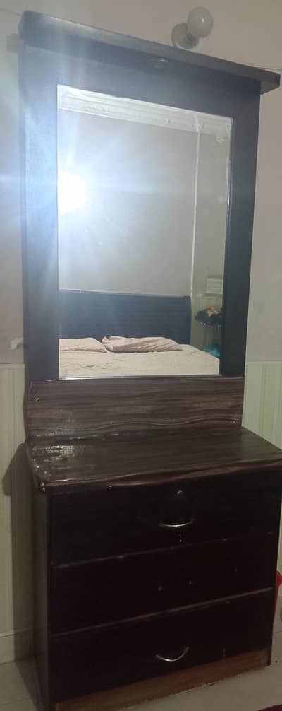 Dressing table for sell backside is little damage 10/7