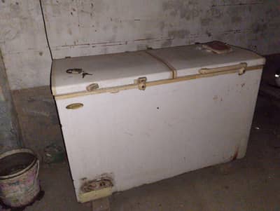 urgent sell . . just selling to buy single door freezer