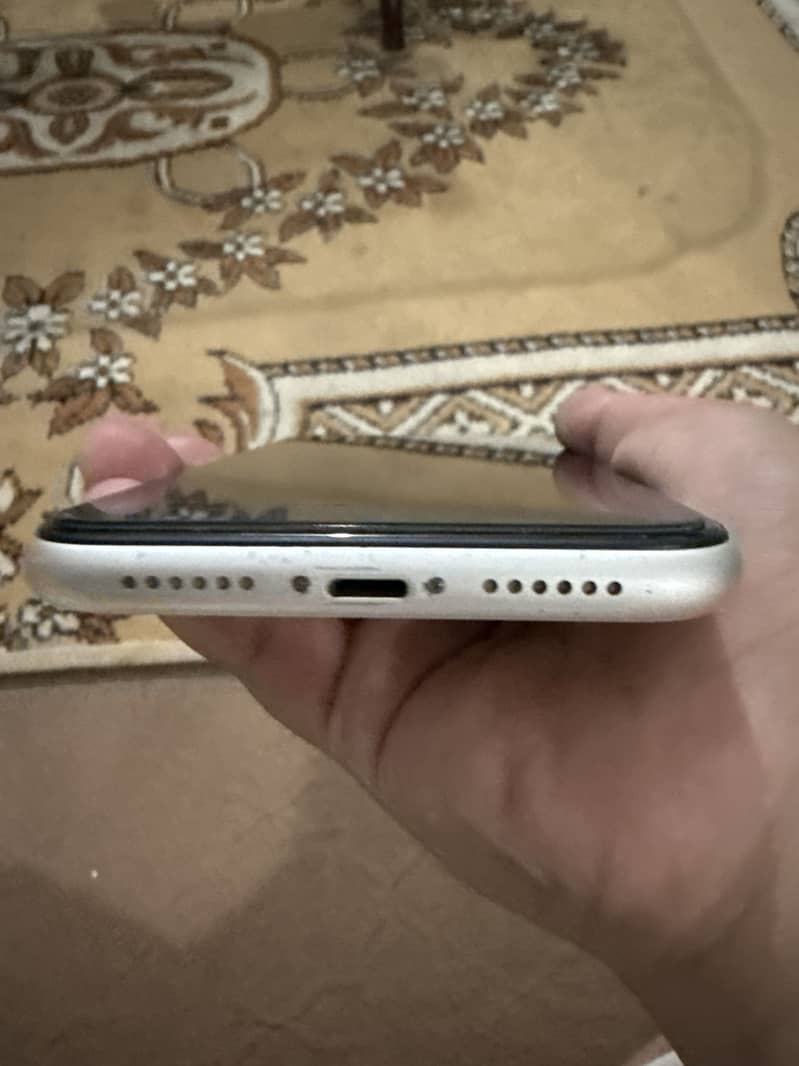 Apple iPhone 11 4