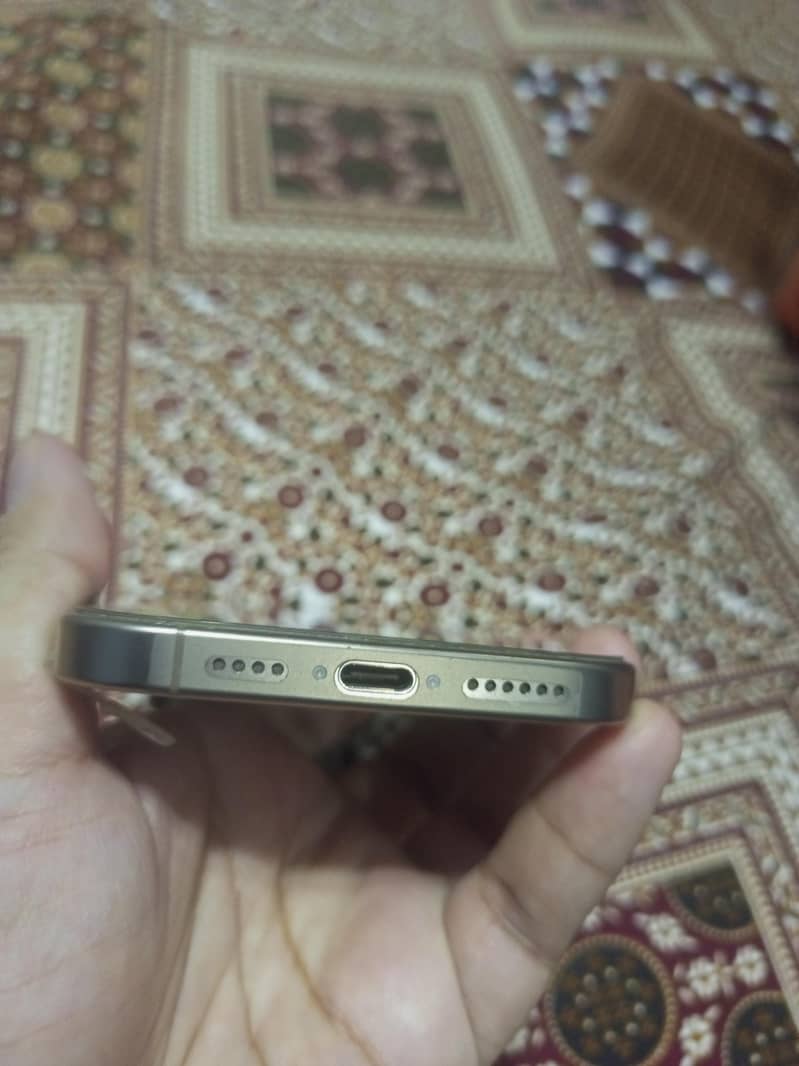 Apple iPhone 16 Pro Max 1