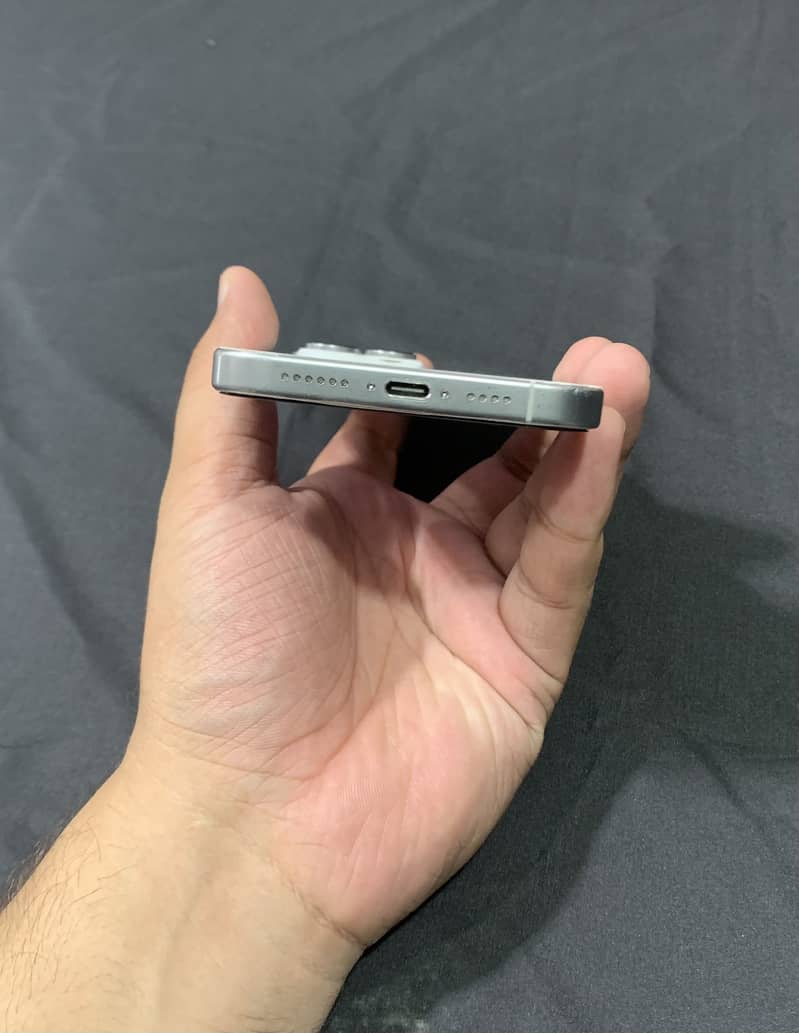 iPhone 16 Pro Max 1