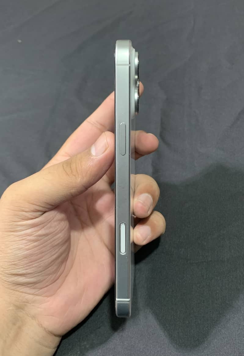 iPhone 16 Pro Max 4