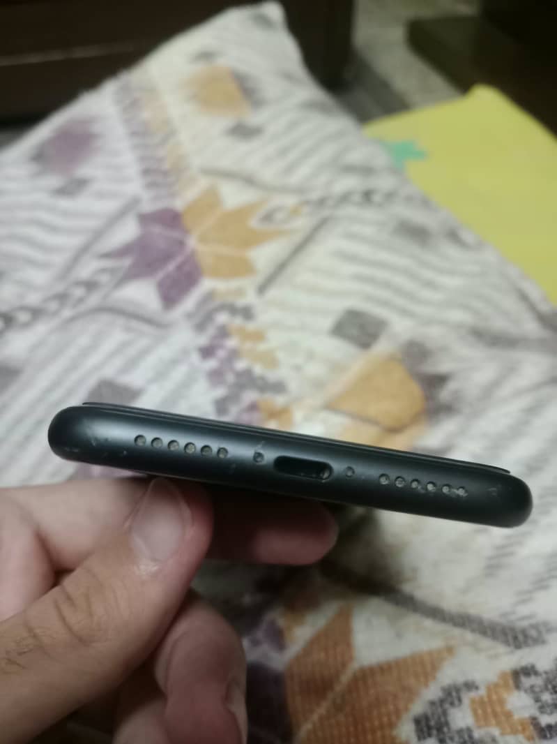 Apple iPhone 11 4