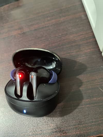 Quantum earbuds zero lifestyle