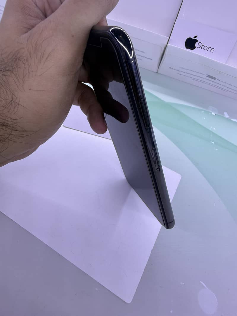 iPhone X 4