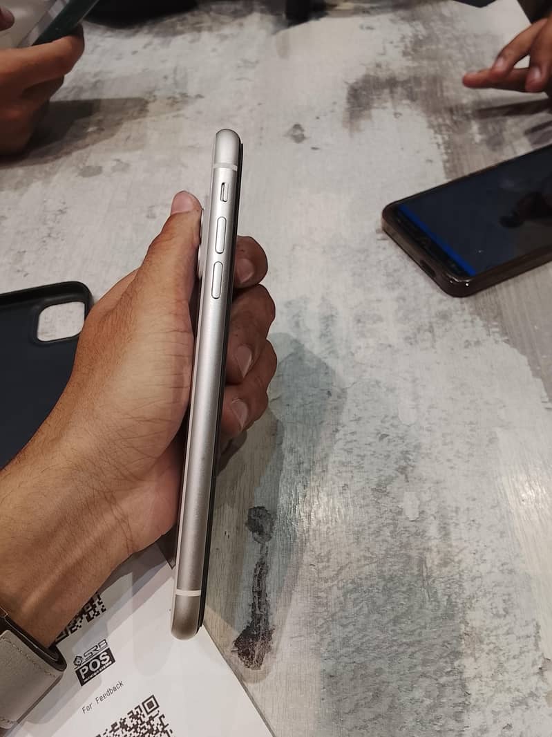 Apple iPhone 11 3