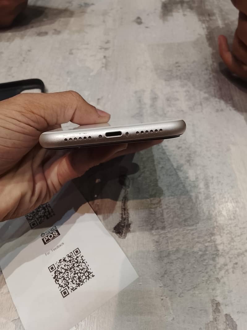 Apple iPhone 11 4