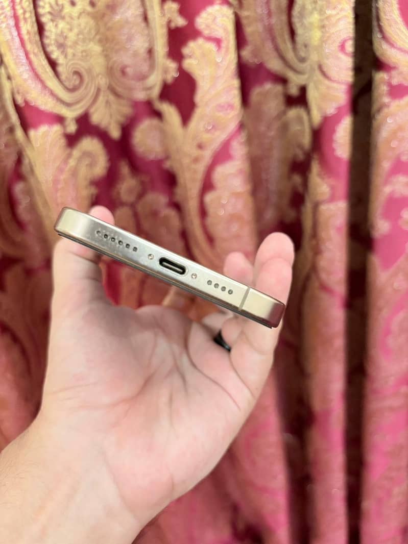 Apple iPhone 16 Pro Max 4