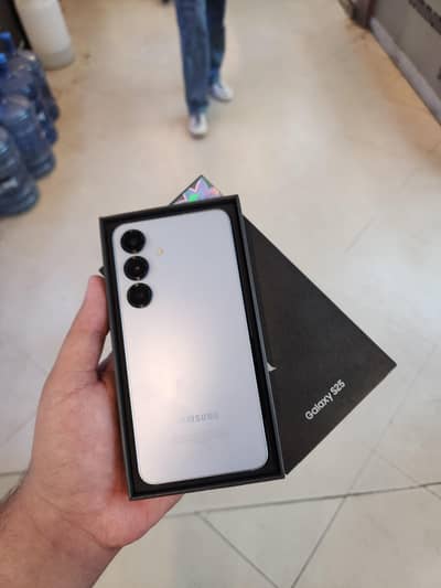 Samsung S25 with box