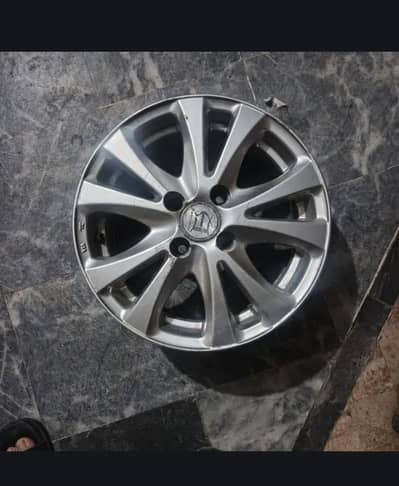 3 peice hein rim ke 1 demage ho gya tha good condition me hein