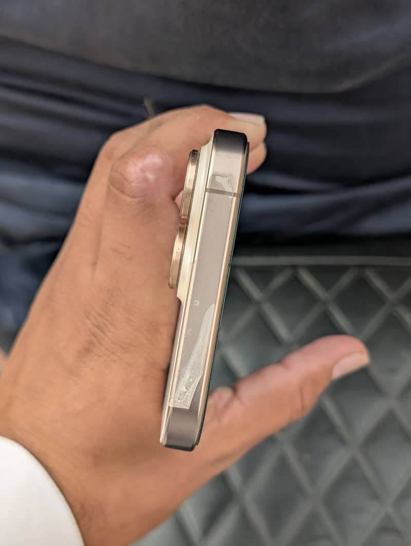Apple iPhone 16 Pro Max 2