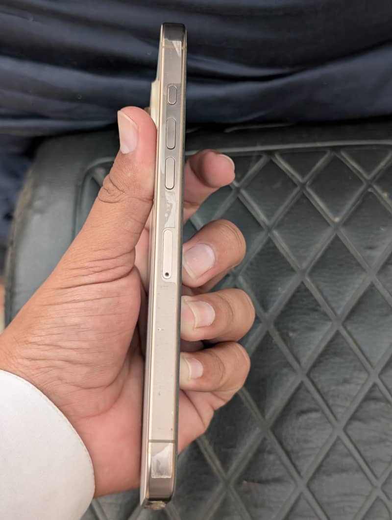 Apple iPhone 16 Pro Max 4