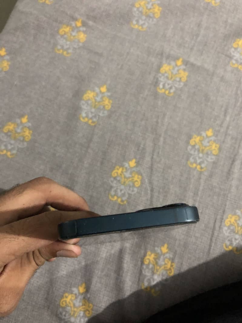 Apple iPhone 13 5