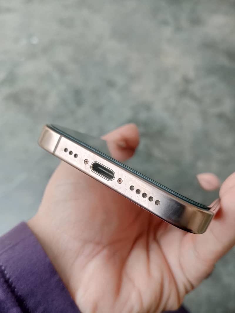 Apple iPhone 16 Pro 2