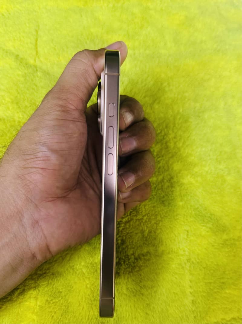 Apple iPhone 16 Pro 2