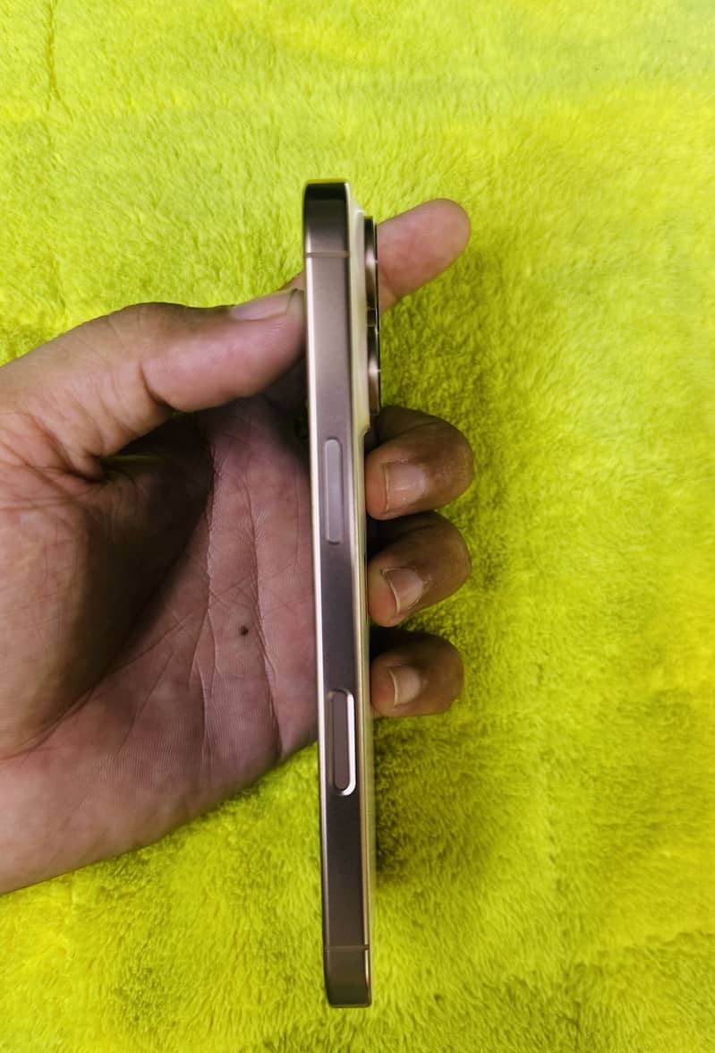 Apple iPhone 16 Pro 3