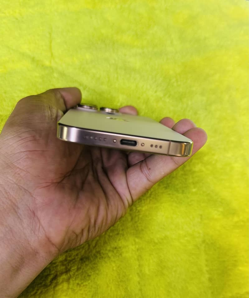Apple iPhone 16 Pro 4