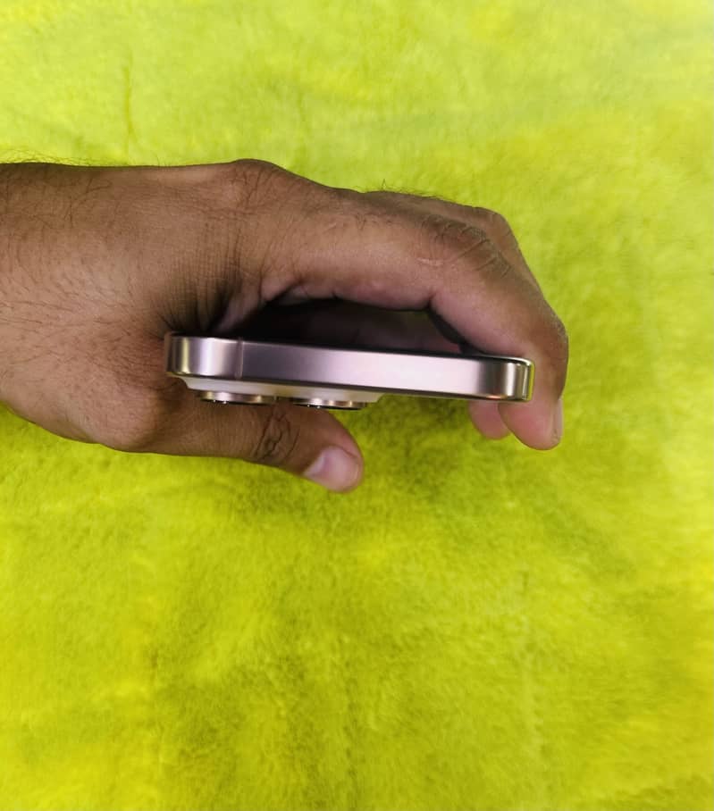 Apple iPhone 16 Pro 5