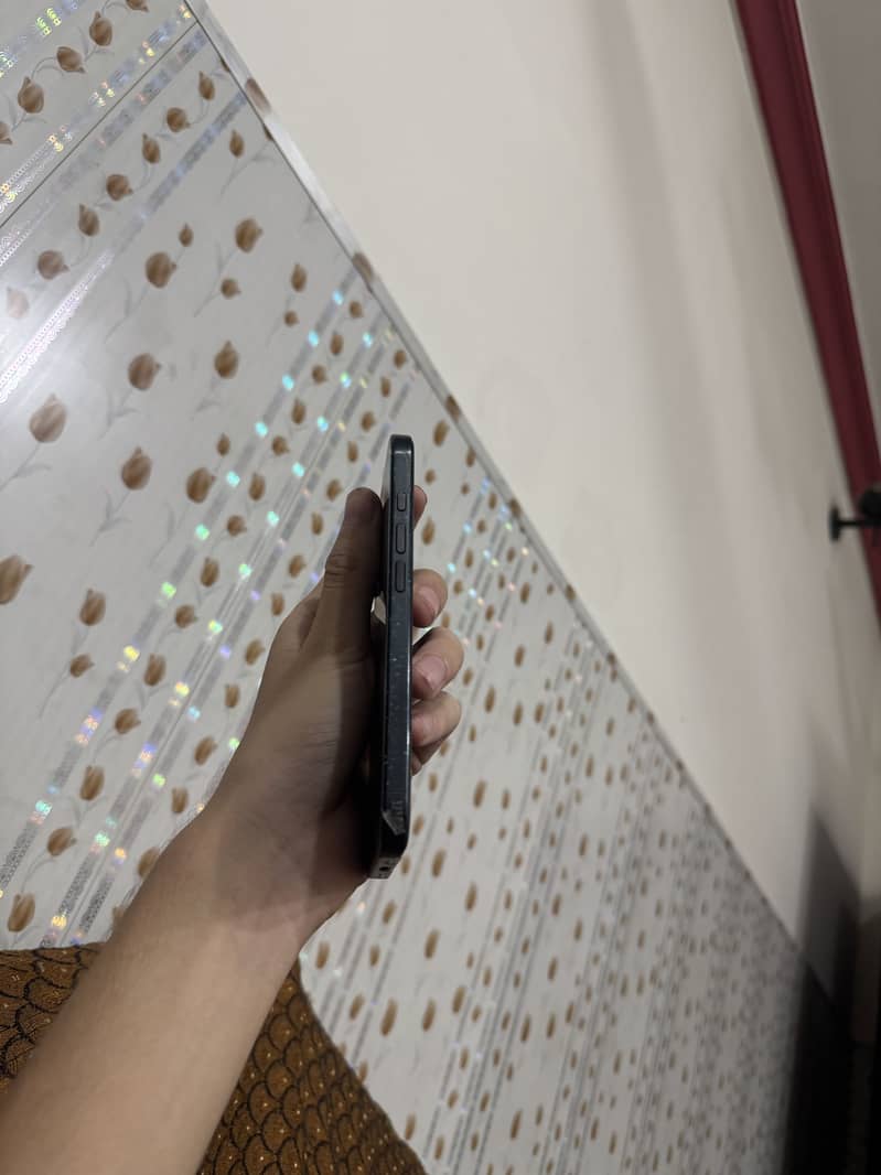 Apple iPhone 16 with box 4