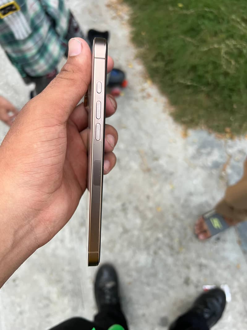 Apple iPhone 16 Pro Max 2