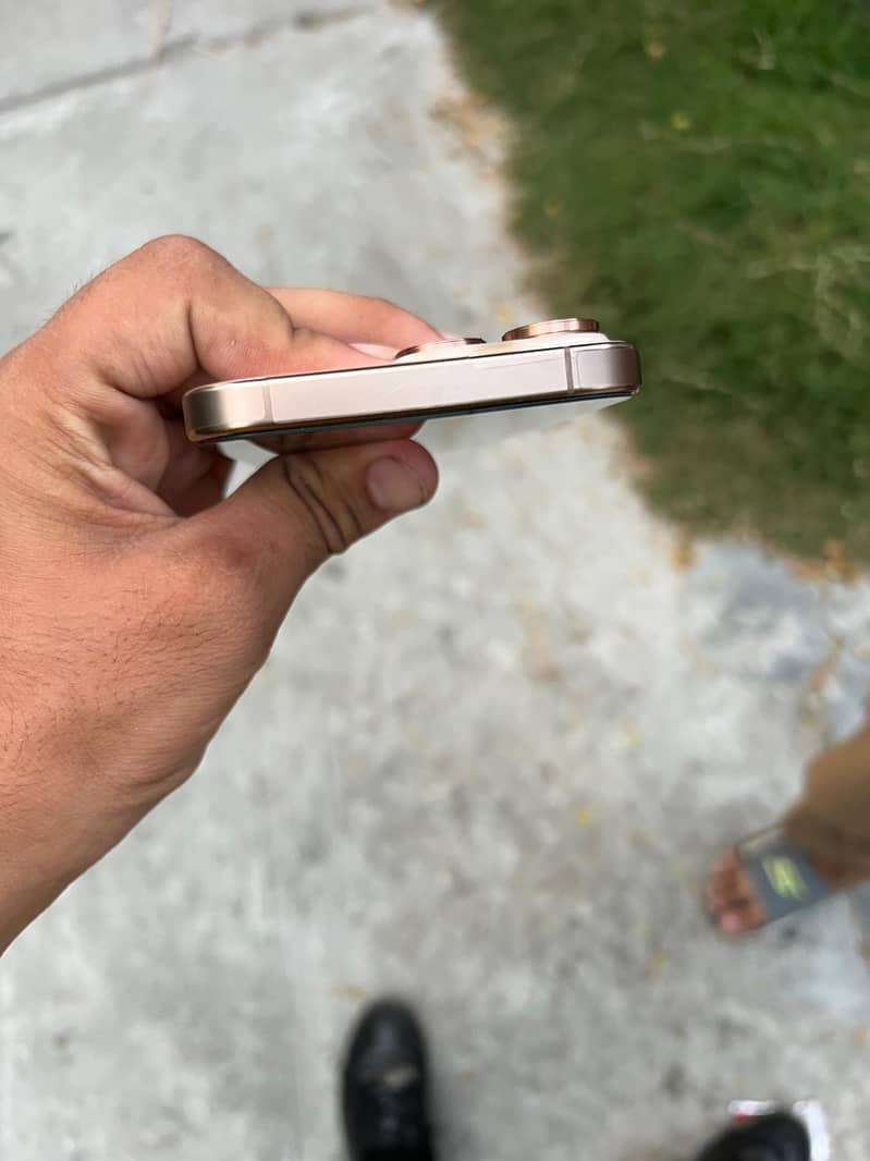 Apple iPhone 16 Pro Max 5