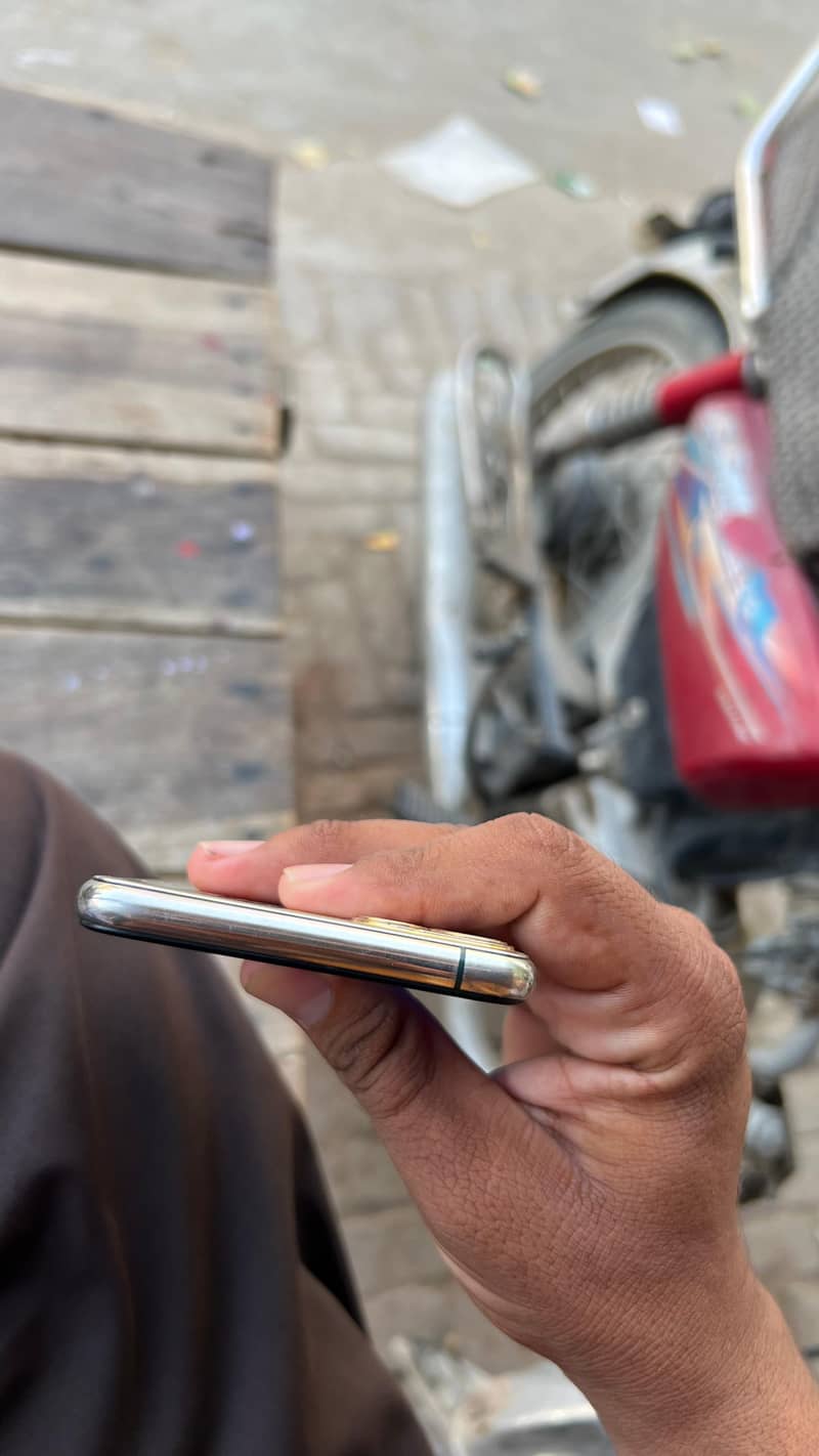 Apple iPhone 11 Pro Max 4