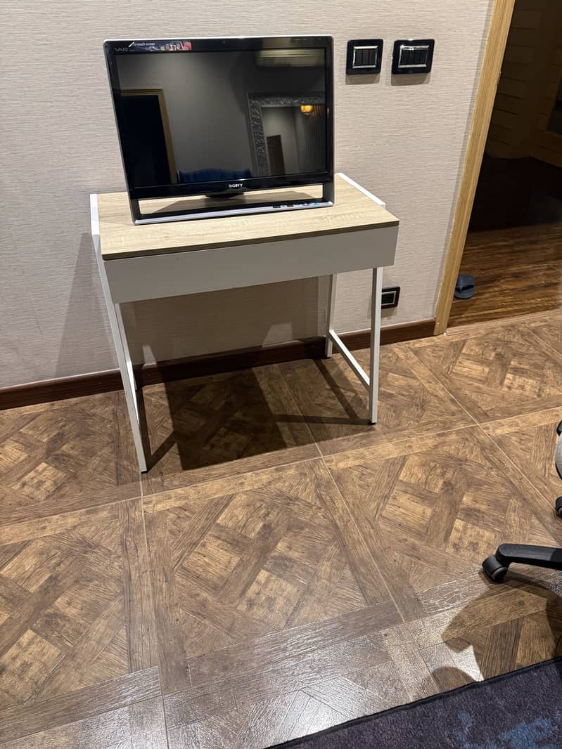 Computer table 0