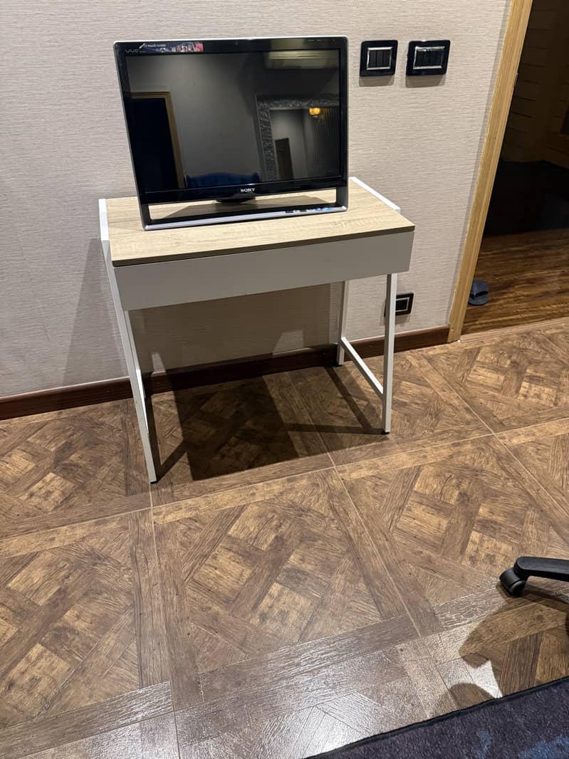 Computer table 1