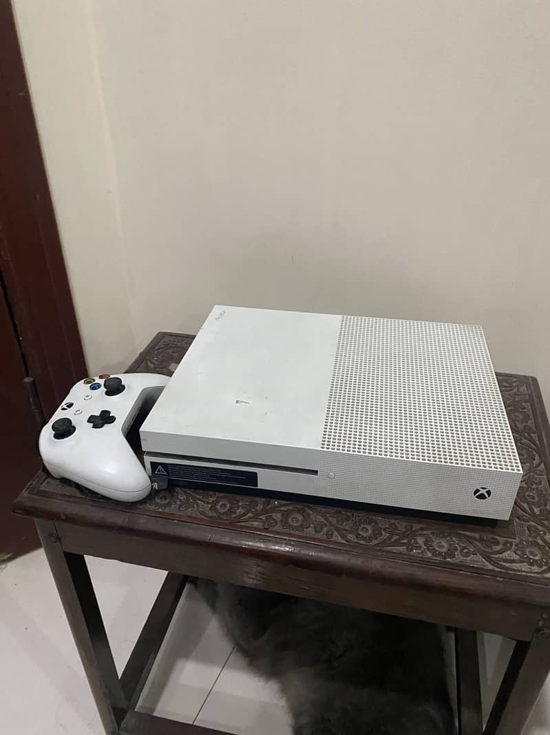 X box one s with controller , top condition 1