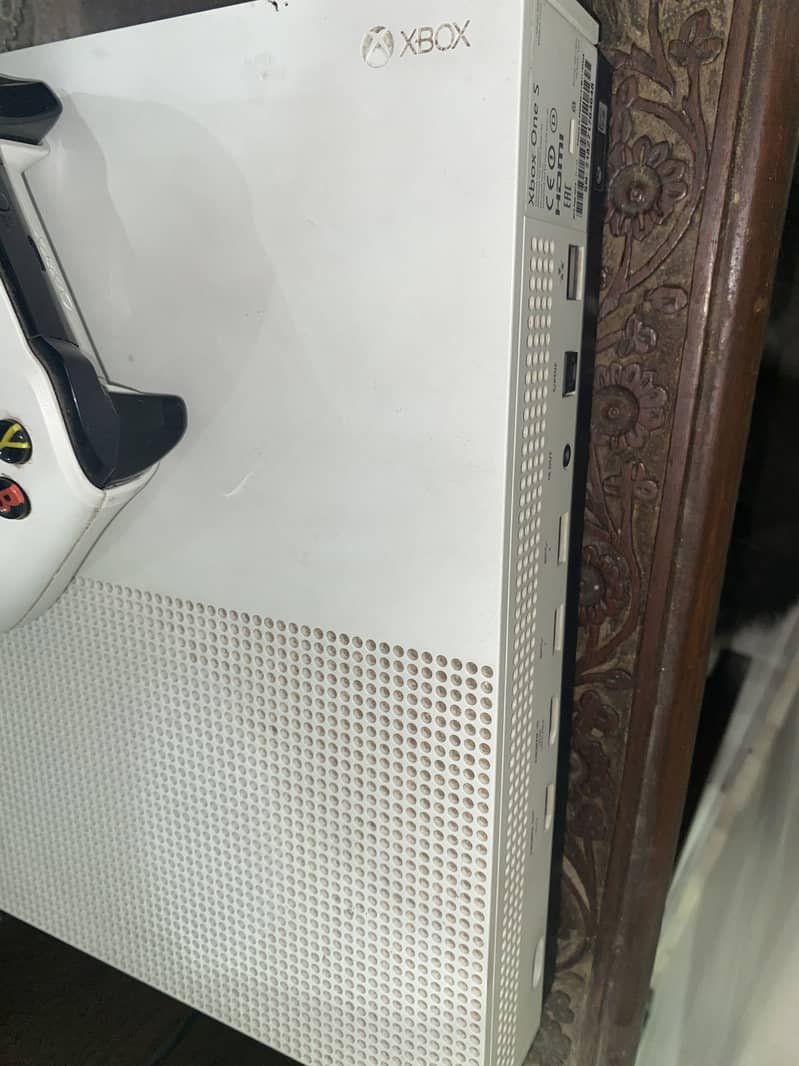 X box one s with controller , top condition 2
