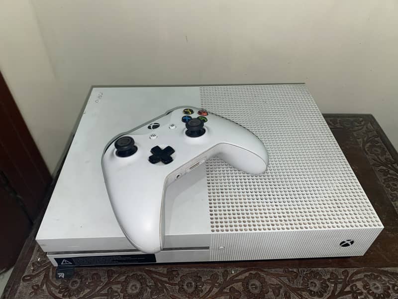 X box one s with controller , top condition 3