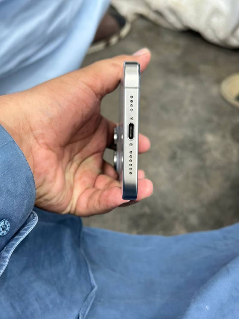 Apple iPhone 15 Pro Max 4