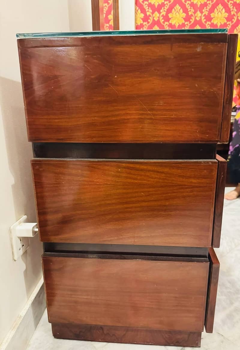 Conditions 10/10 sale for dressing table only 3