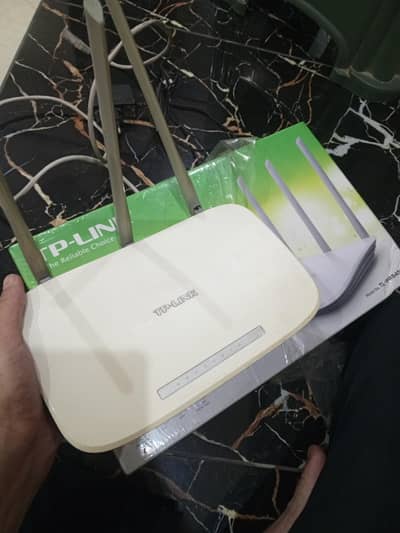 TP-Link B750 WiFi Router – For Sale
