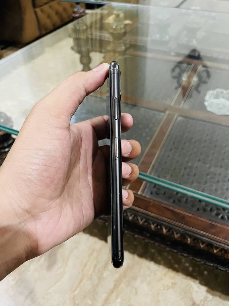 Apple iPhone XS Max 4