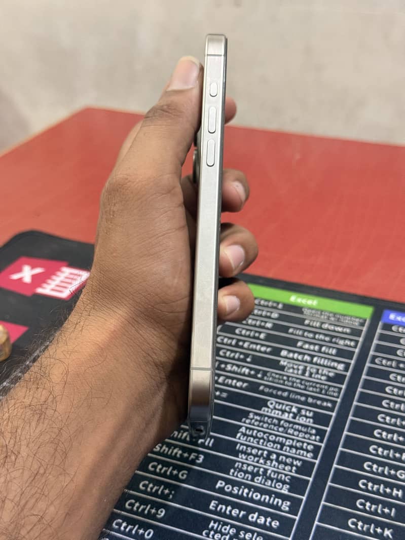 Apple iPhone 15 Pro Max 4