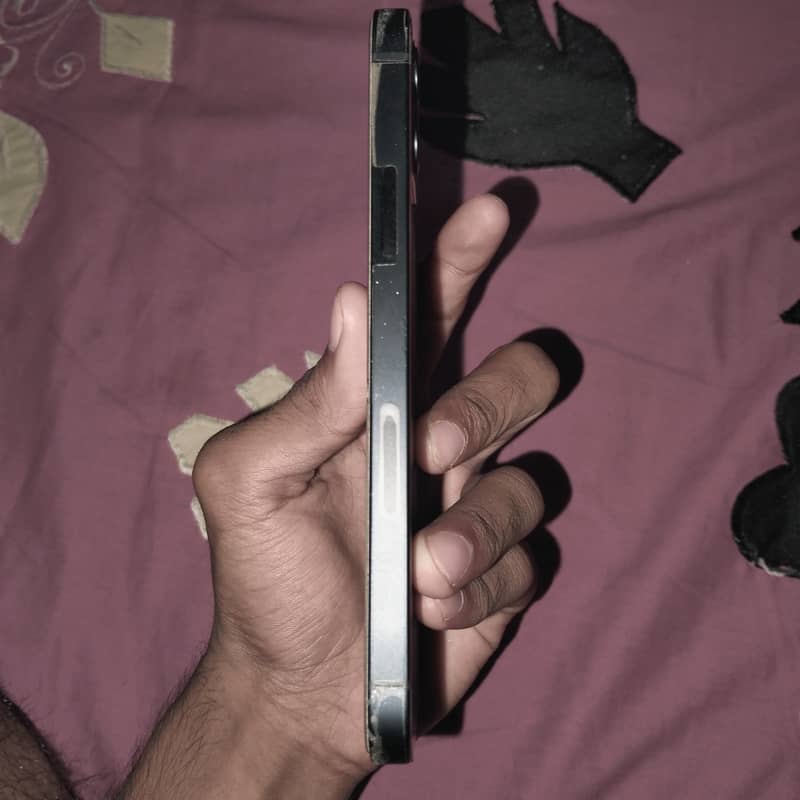 Apple iPhone 12 4