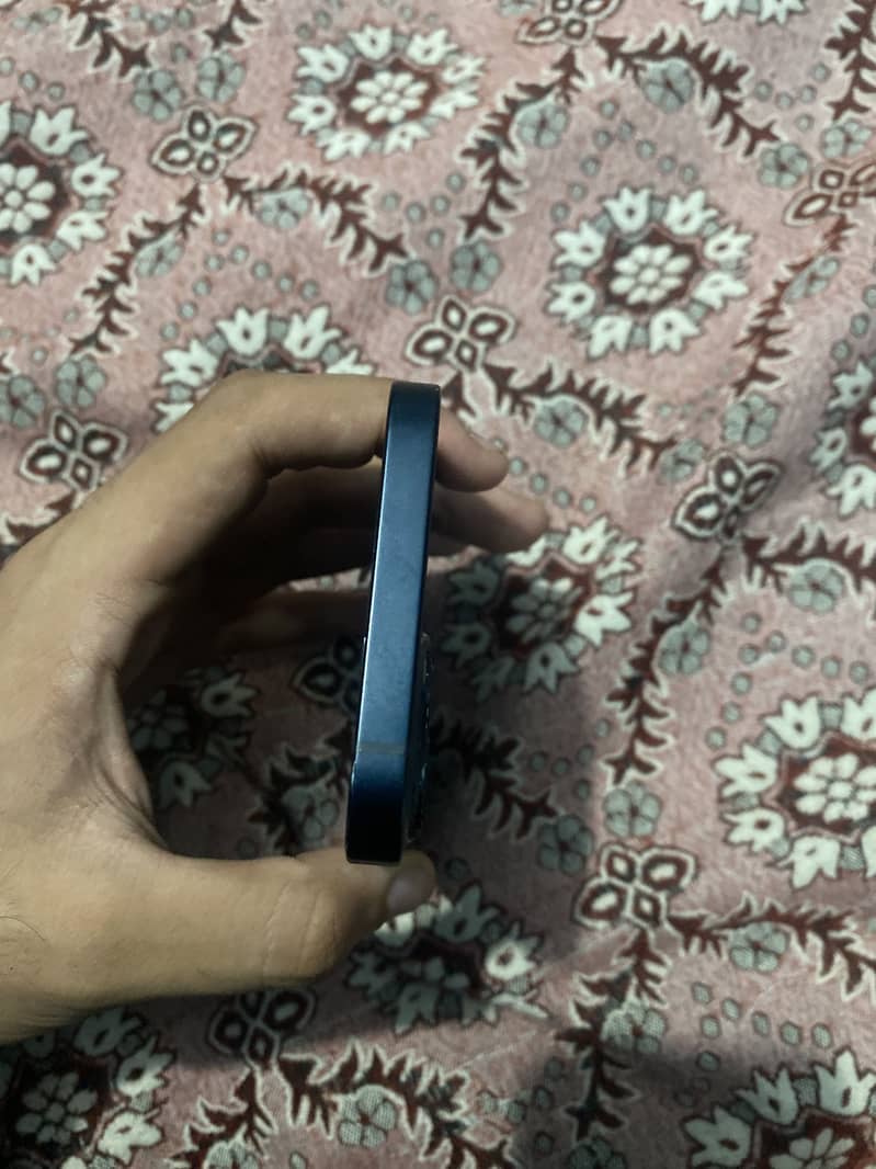 Apple iPhone 13 2