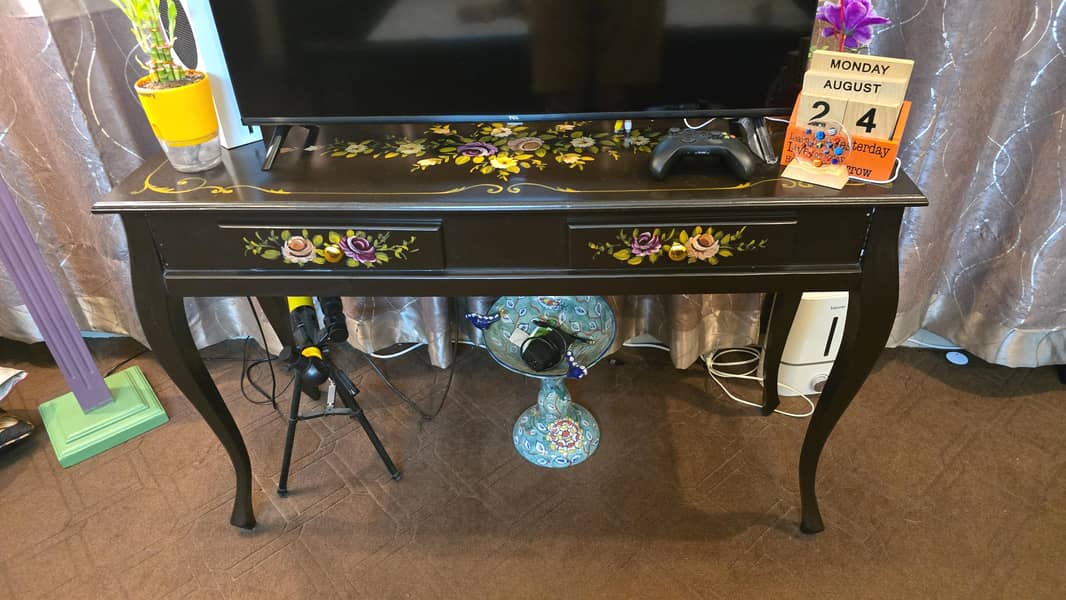 Beautiful console/ tv table 0