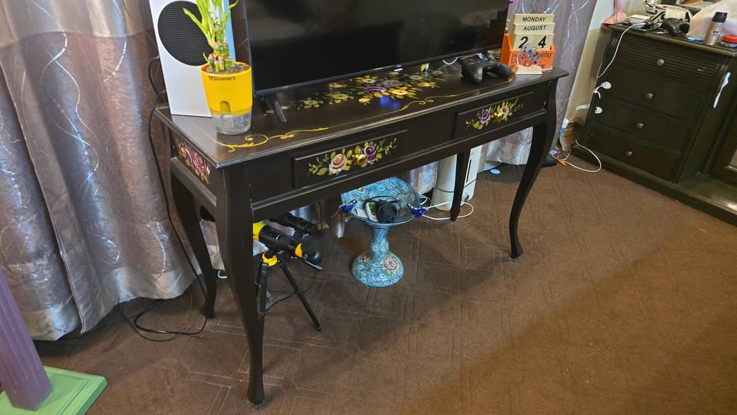 Beautiful console/ tv table 1