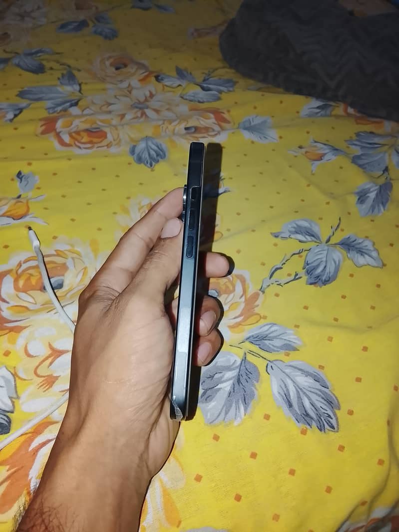Apple iPhone 16 1