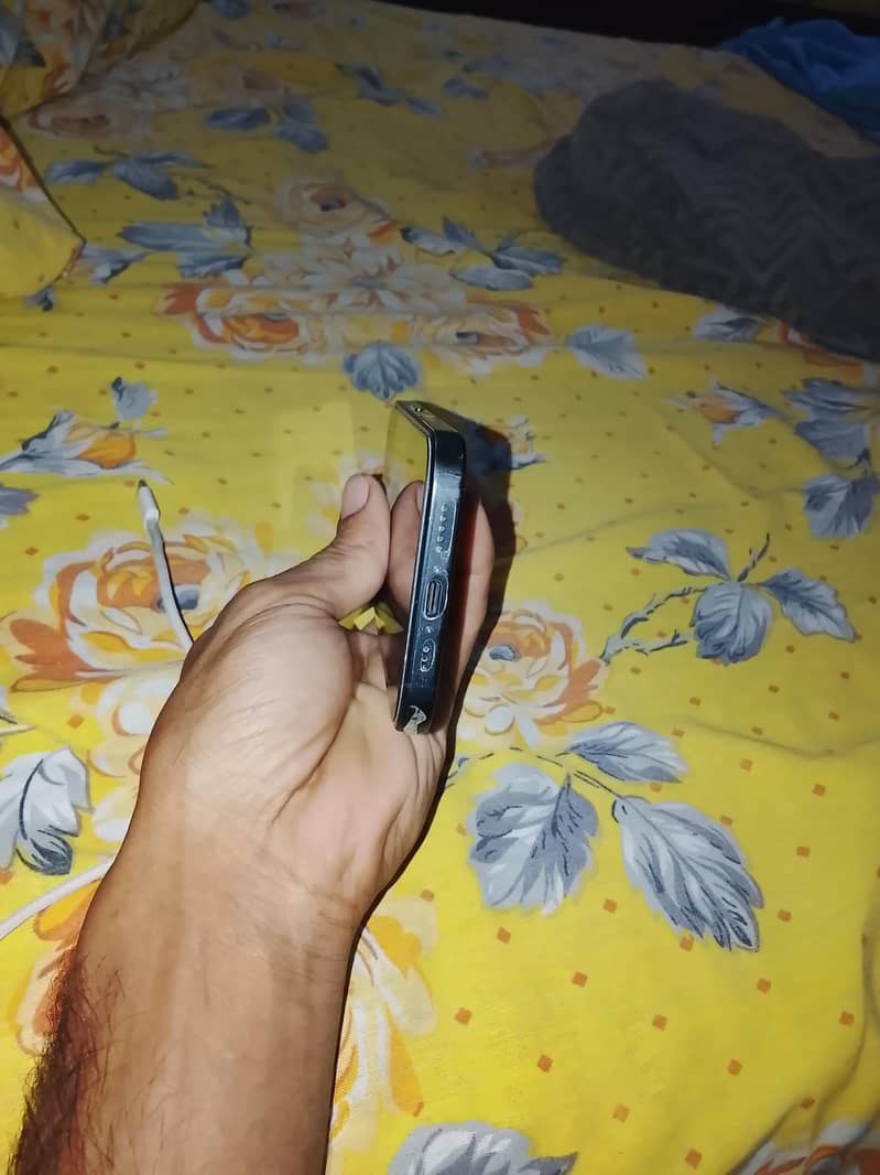 Apple iPhone 16 3