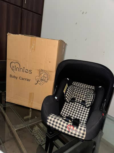 tinnies baby cot plus car seat with all acceceries and box