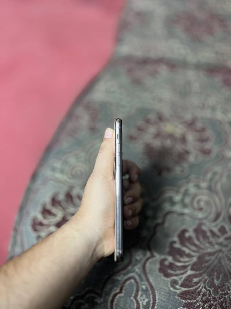 Apple iPhone 11 Pro Max 9