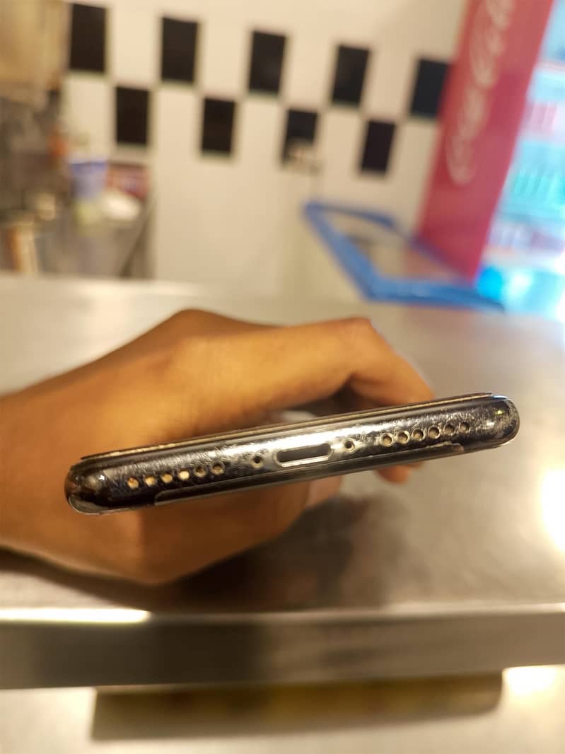 Apple iPhone X 4