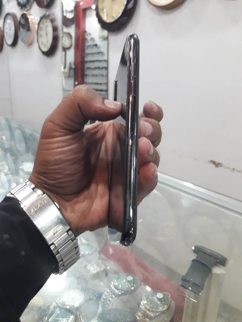Apple iPhone X 4