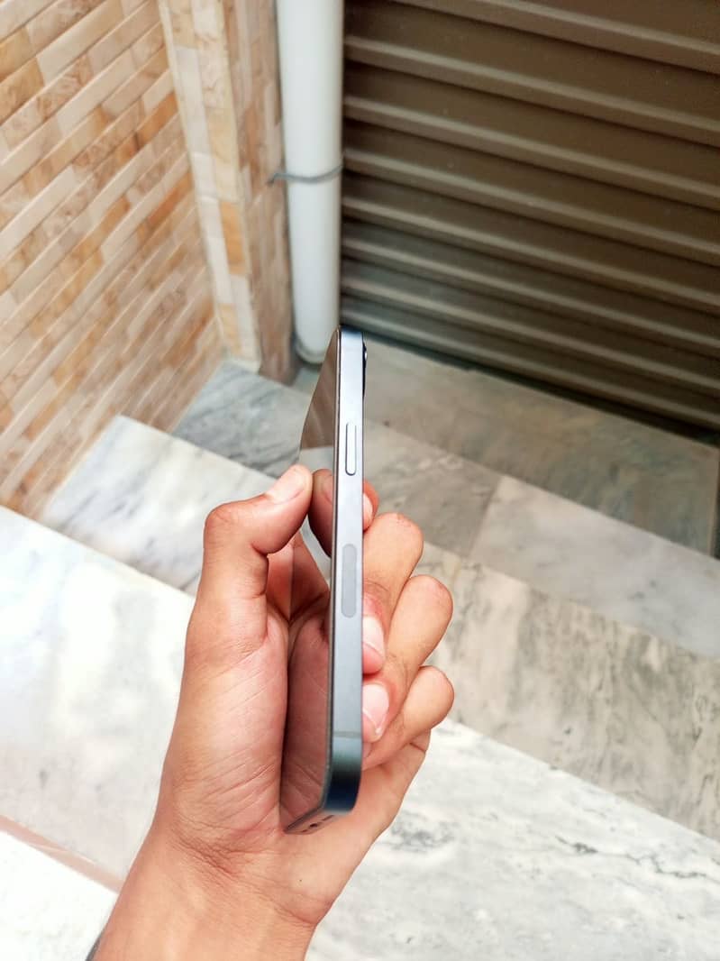 Apple iPhone 13 5