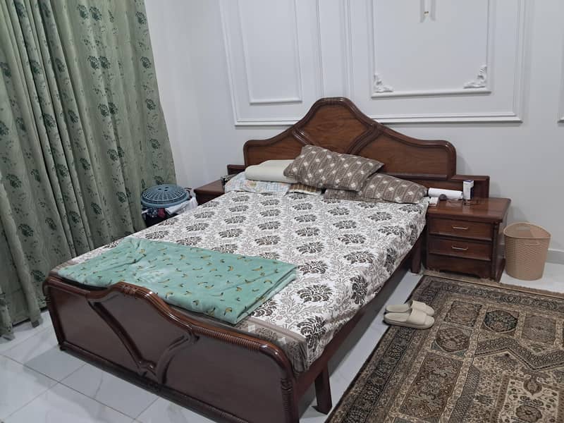 1 Queen Size Bed | 2 Side Tables | Dressing Table 0