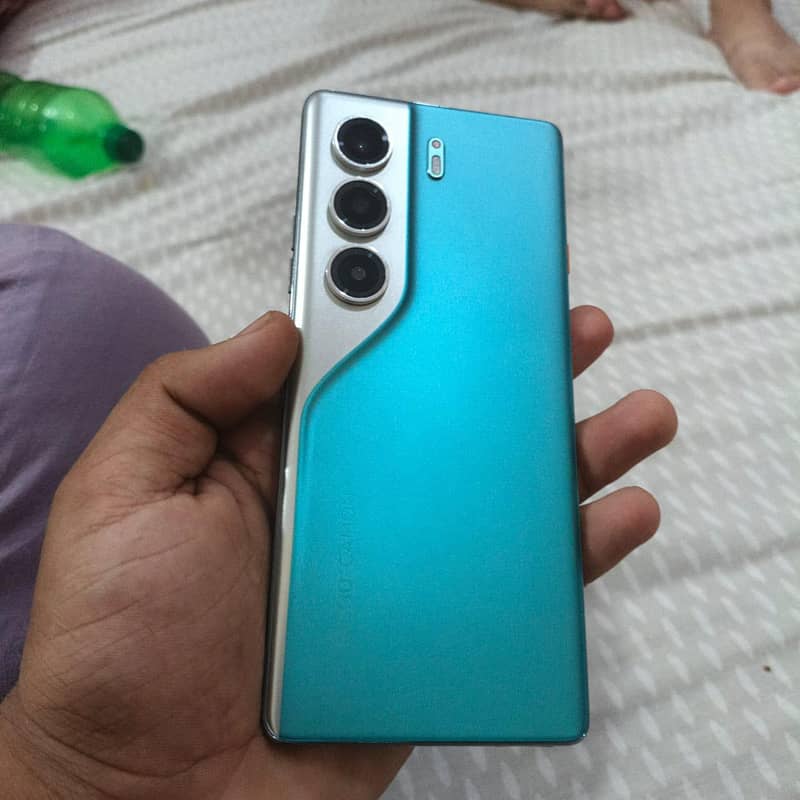Tecno CAMON 40 Pro 1