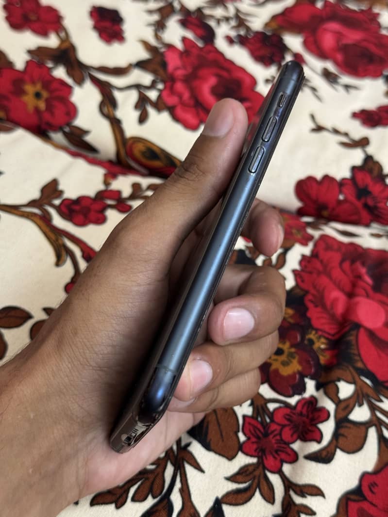 Apple iPhone 11 Pro 4